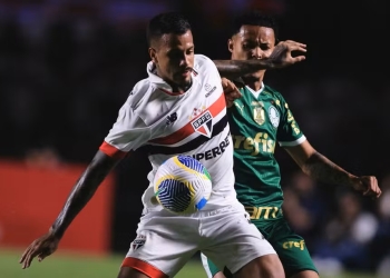 SP - SAO PAULO - 29/04/2024 - BRASILEIRO A 2024, SAO PAULO X PALMEIRAS - Diego jogador do Sao Paulo disputa lance com Lazaro jogador do Palmeiras durante partida no estadio Morumbi pelo campeonato Brasileiro A 2024. Foto: Ettore Chiereguini/AGIF
