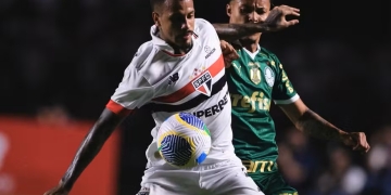 SP - SAO PAULO - 29/04/2024 - BRASILEIRO A 2024, SAO PAULO X PALMEIRAS - Diego jogador do Sao Paulo disputa lance com Lazaro jogador do Palmeiras durante partida no estadio Morumbi pelo campeonato Brasileiro A 2024. Foto: Ettore Chiereguini/AGIF