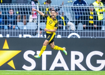 04.10.2025: Fußball: Borussia Dortmund - RB Leipzig, 6. Spieltag im Signal-Iduna-Park. Yan Couto Borussia Dortmund jubelt nach seinem Tor zum 1:1. WICHTIGER HINWEIS: Gemäß den Vorgaben der DFL und des DFB ist es untersagt, in dem Stadion und/oder vom Spiel angefertigte Fotoaufnahmen in Form von Sequenzbildern und/oder videoähnlichen Fotostrecken zu verwerten bzw. verwerten zu lassen. *** 04 10 2025 Football Borussia Dortmund RB Leipzig, Matchday 6 at Signal Iduna Park Yan Couto Borussia Dortmund celebrates after his goal to make it 1 1 IMPORTANT NOTE In accordance with the regulations of the DFL and the DFB, it is prohibited to use or have used photographs taken in the stadium and or of the match in the form of sequential images and or video-like photo series Copyright: xDavidxInderliedx