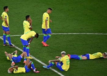 Jogadores do Brasil lamentando a eliminação na Copa do Mundo 2022