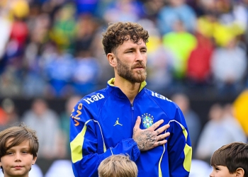 Léo Pereira titular em amistoso diante da França. Foto: Emilian Baldow (Getty Images)