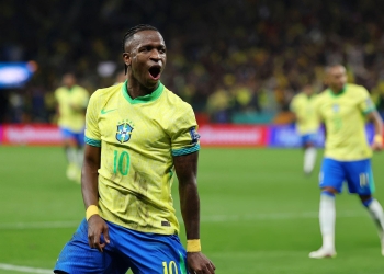Vini comemorando gol contra o Paraguai nas Eliminatórias para a Copa 2026. Foto: Wagner Meier (Getty Images)