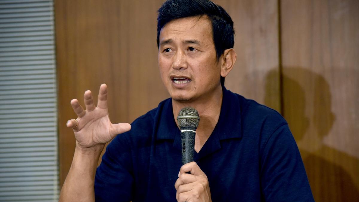 Baichung Bhutia critica amistoso entre Índia e Brasil devido à crise do futebol local