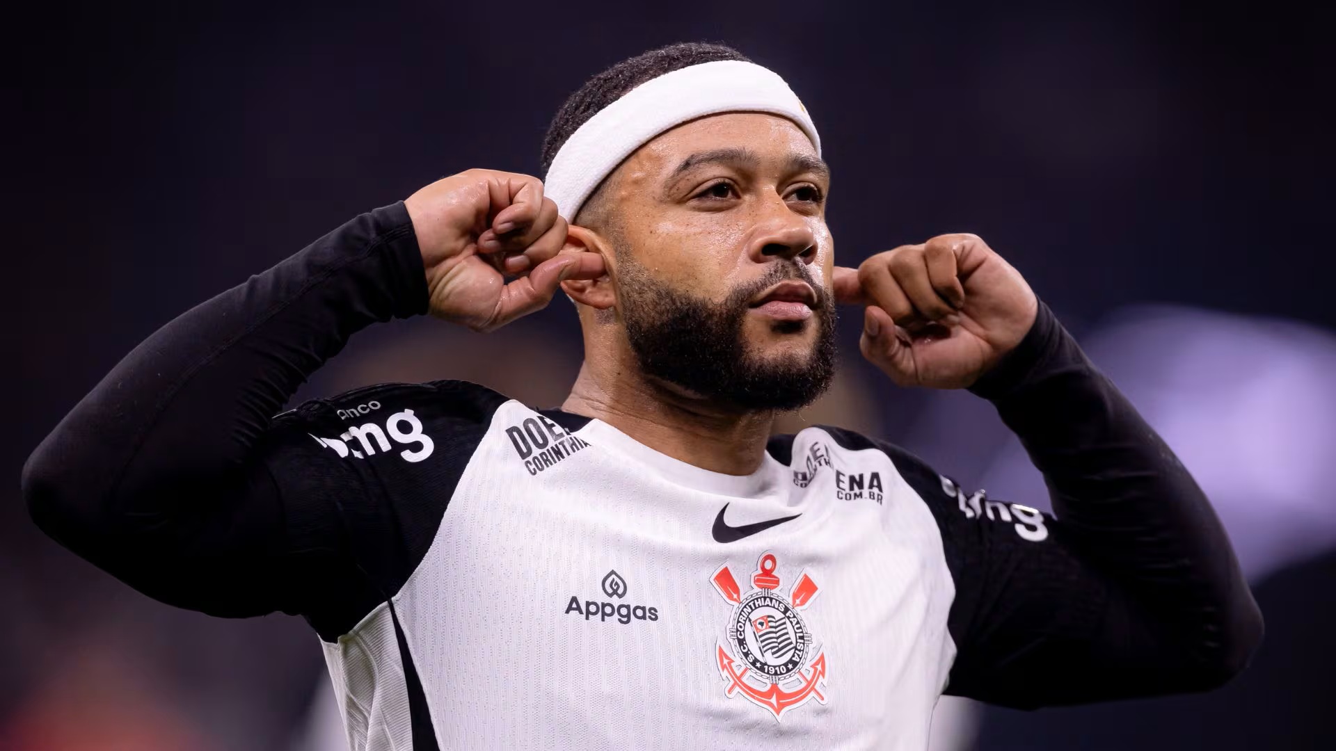 Memphis chega a São Paulo para assinar contrato com o Corinthians